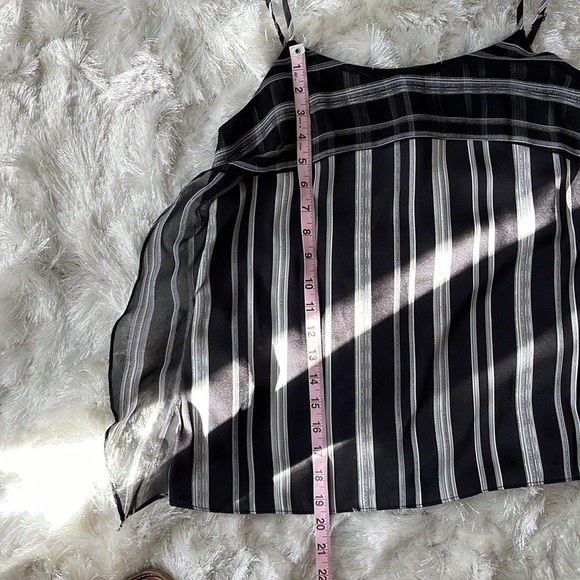 BCBG BLACK and white TOP - Picture 5 of 9